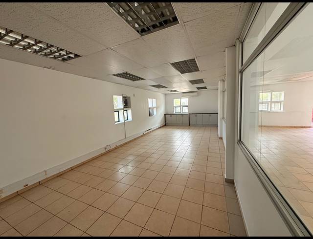 791M² SHOWROOM TO LET IN ALTON